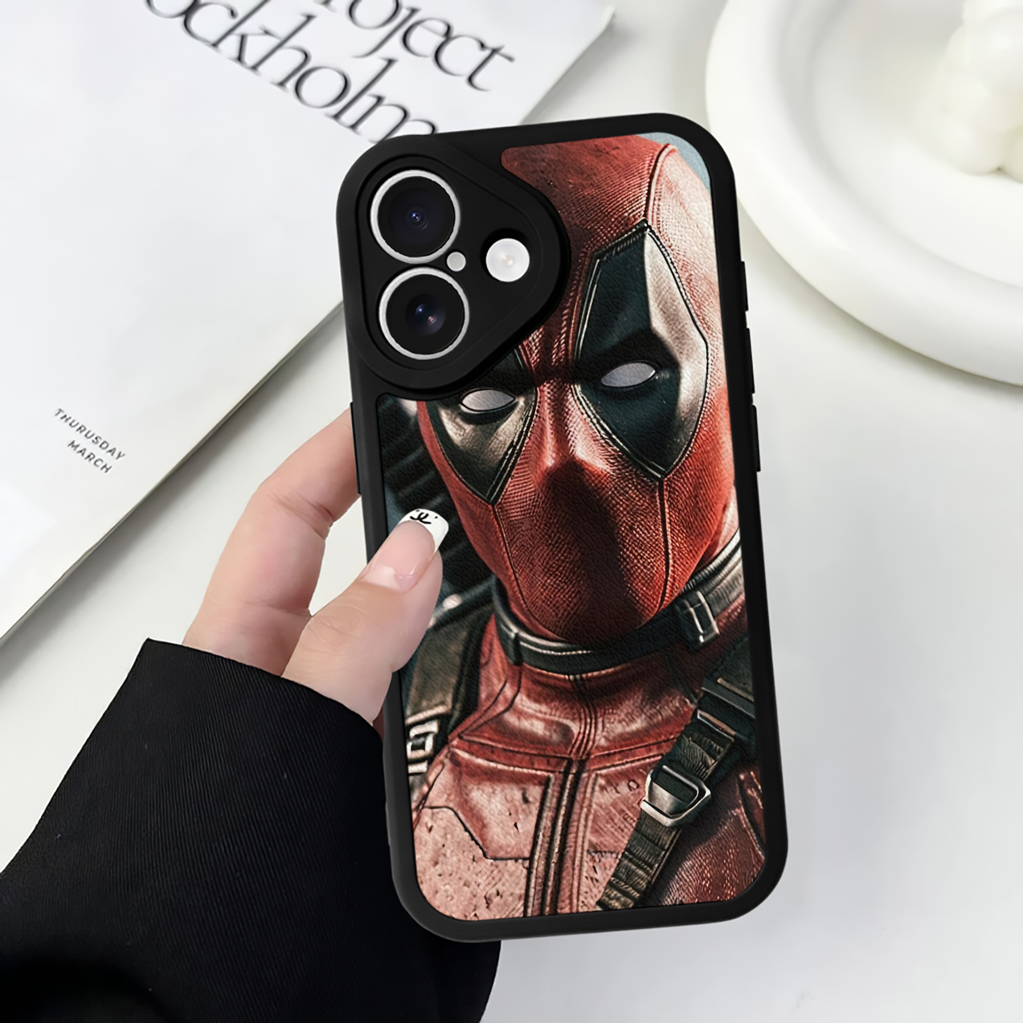 （画像用） Deadpool デッドプール 【iPhone 16シリーズ対応】シリコンスマホケース（レザー調） 材質：シリコン